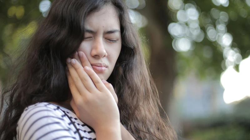 Sưng đau là một trong những biến chứng có thể gặp phải sau nhổ răng khôn