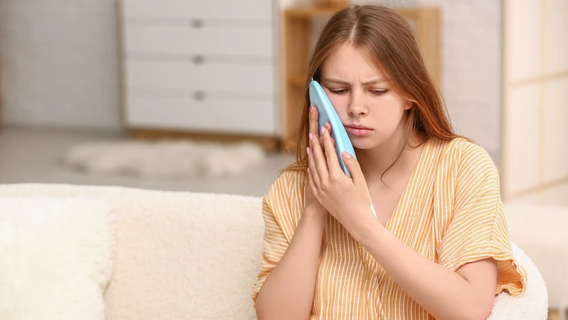 Trong 24 giờ đầu, hãy dùng túi đá chườm bên ngoài má tương ứng với vùng nhổ răng để giảm sưng và đau