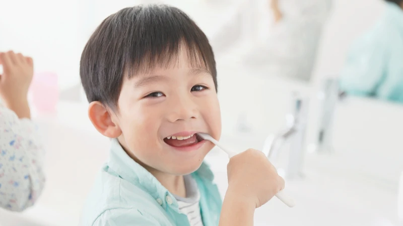 Vệ sinh răng miệng đúng cách giúp ngăn ngừa nhiễm trùng khi thay răng