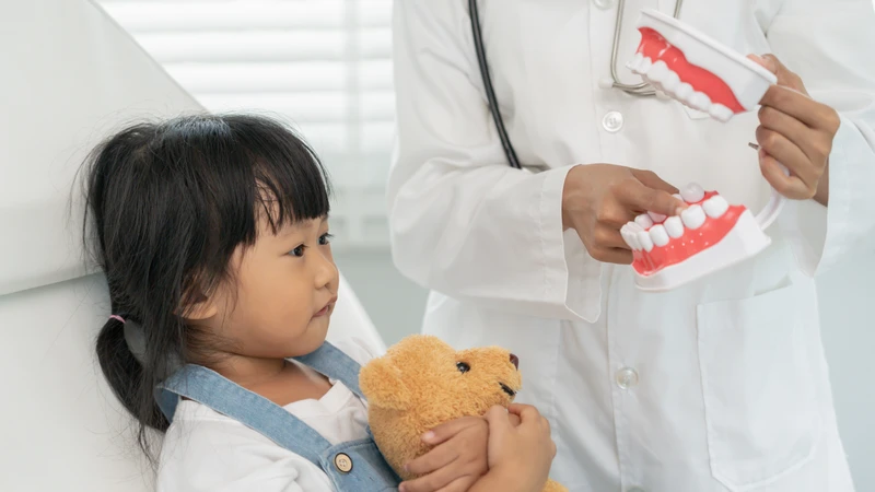 Nên khám nha khoa định kỳ 6 tháng/lần để bác sĩ theo dõi quá trình thay răng của trẻ