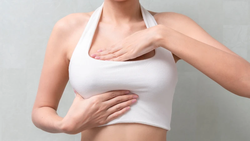 Nhũ hoa bị đóng vảy khi mang thai thường xuất hiện do thay đổi nội tiết tố