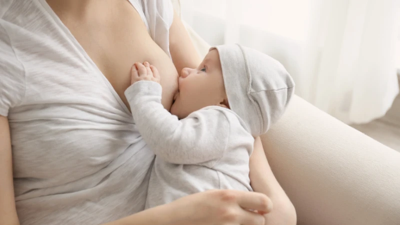 Nhũ hoa bị đóng vảy khi mang thai có thể do cho con bú nhiễm trùng nấm hoặc cọ xát với quần áo