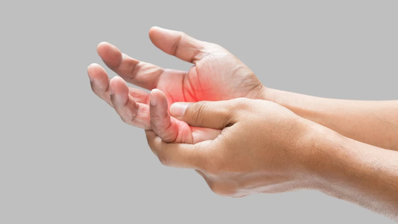 Nhức lòng bàn tay phải có thể do chèn ép dây thần kinh, viêm khớp, chấn thương hoặc bệnh lý khác