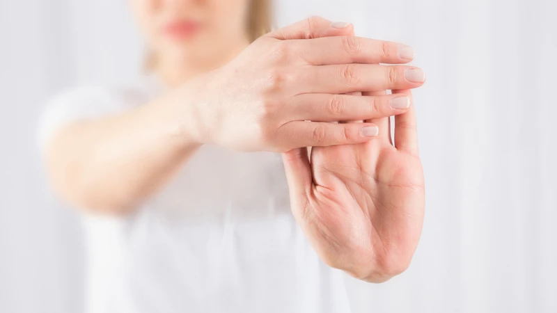 Các bài tập kéo giãn nhẹ nhàng giúp giảm căng thẳng cho cổ tay và bàn tay