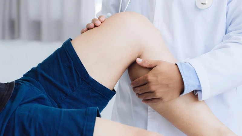 các bài tập phục hồi nên được thực hiện theo hướng dẫn của bác sĩ hoặc chuyên viên vật lý trị liệu