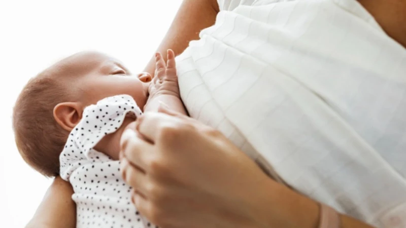 Mẹ uống nước lạnh cho con bú có sao không? 1