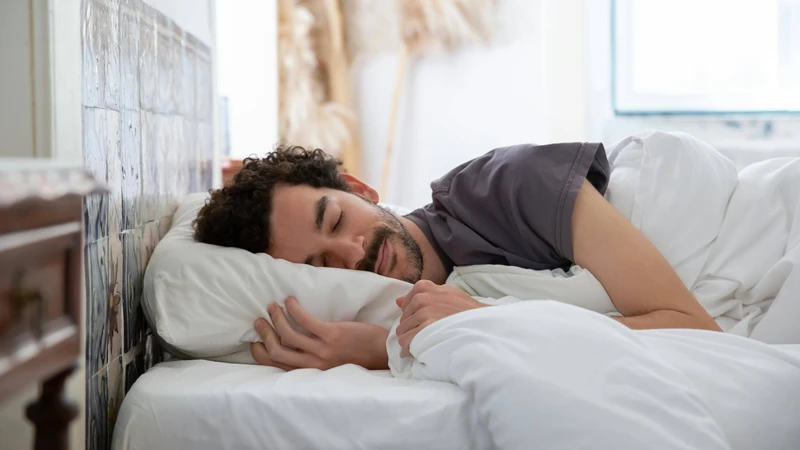 Ngủ đủ giấc và giảm stress giúp giảm tải cho tim và cải thiện triệu chứng đáng kể
