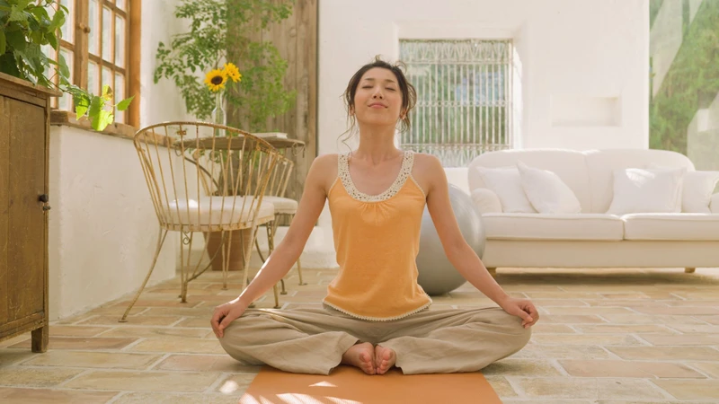 Nên duy trì vận động nhẹ nhàng hoặc thực hiện các động tác yoga nhẹ dành cho sản phụ để phòng ngừa táo bón