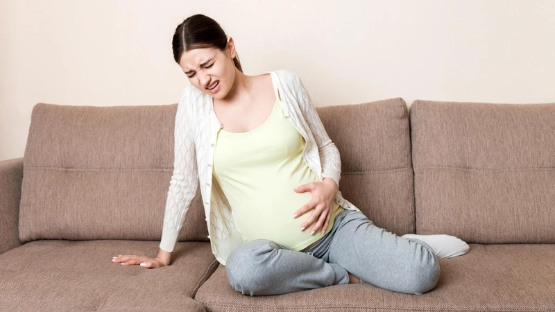Mỗi cơn co có thể kéo dài từ 30 giây đến 1 phút, gây cảm giác đau lan từ vùng bụng trên xuống dưới