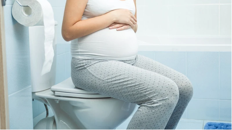 Một dấu hiệu khác là mẹ bầu có thể cảm thấy muốn đi vệ sinh thường xuyên, ngay cả khi vừa đi xong