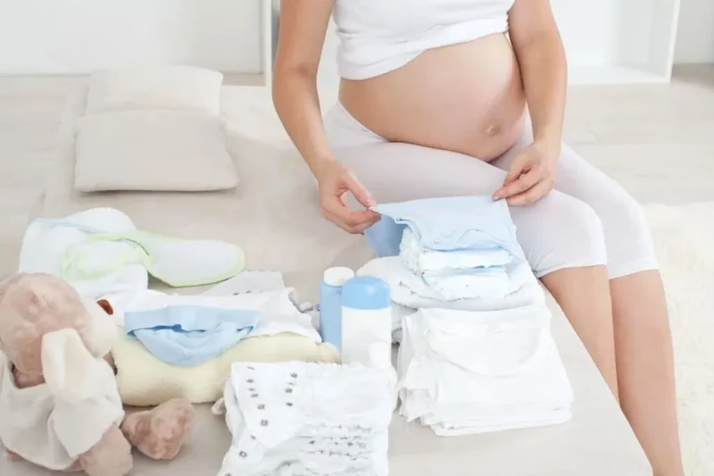 Khi xuất hiện các dấu hiệu sắp sinh, mẹ bầu cần chuẩn bị sẵn sàng đồ đi sinh và nhập viện theo dõi