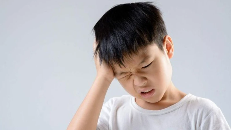 Chóng mặt, nôn mửa và mất thăng bằng ở trẻ có thể báo hiệu thủng màng nhĩ