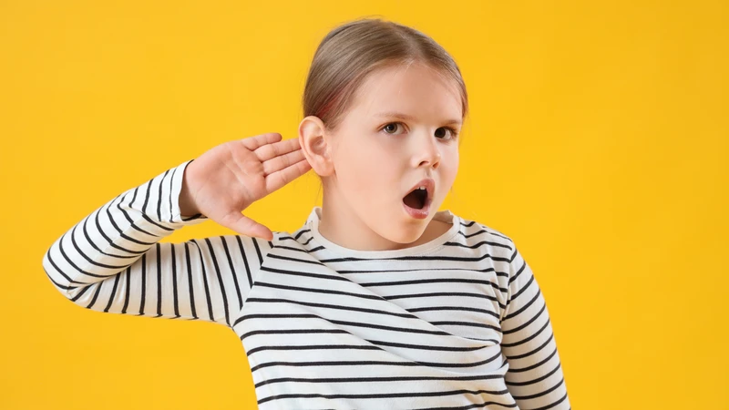 Khi trẻ đau tai, sốt hoặc nghe kém, cha mẹ cần đưa đi khám để tránh biến chứng