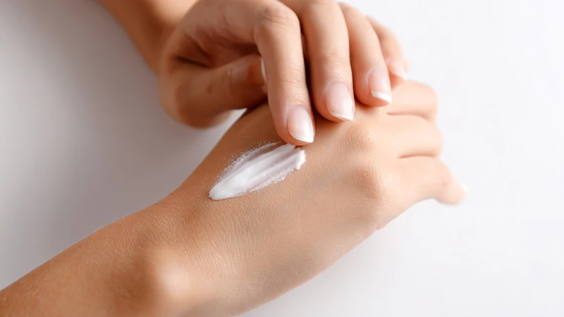 Sử dụng thuốc bôi hoặc kem tái tạo da theo chỉ định