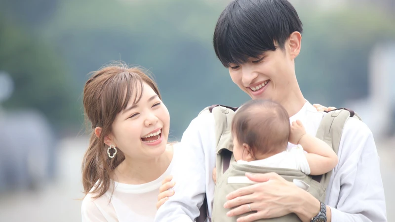 Bố và người thân trong gia đình nên thường xuyên quan tâm và giúp đỡ mẹ sau sinh để tránh ảnh hưởng đến tâm lý của mẹ