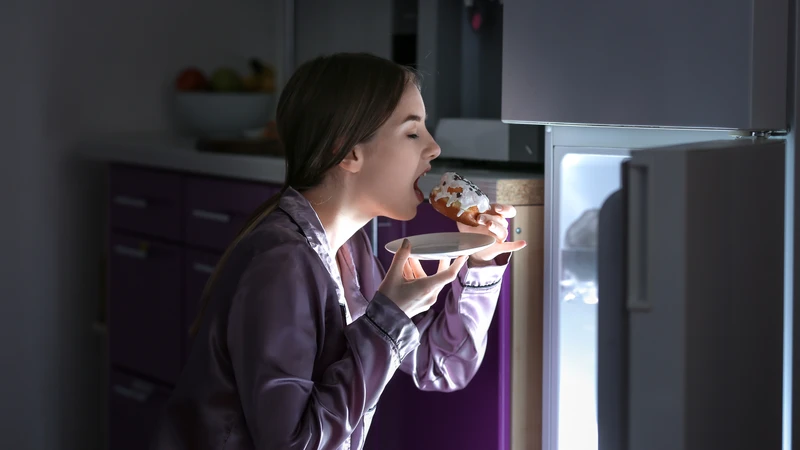 Mẹ cũng nên hạn chế ăn vặt quá muộn vào ban đêm