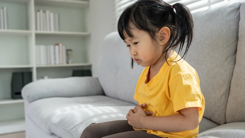 Hệ tiêu hóa của trẻ nhỏ chưa phát triển hoàn thiện, nên ăn quá nhiều đậu xanh có thể gây khó tiêu