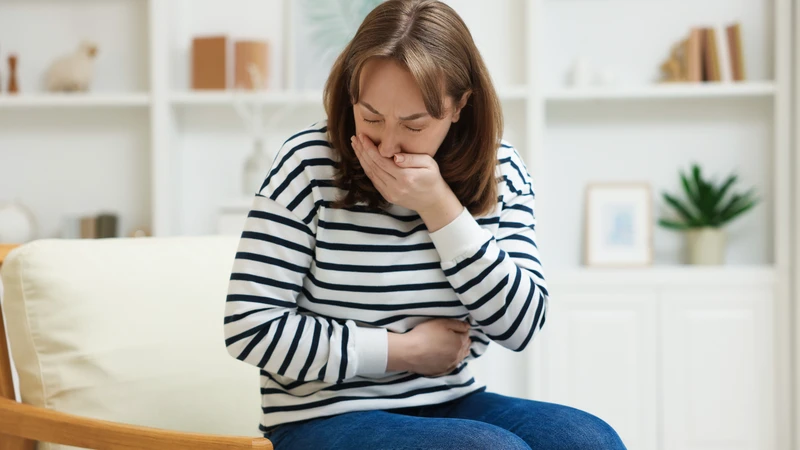 Người có hệ tiêu hóa nhạy cảm có thể gặp phải các triệu chứng như đầy hơi, chướng bụng hoặc tiêu chảy khi uống sữa hạt