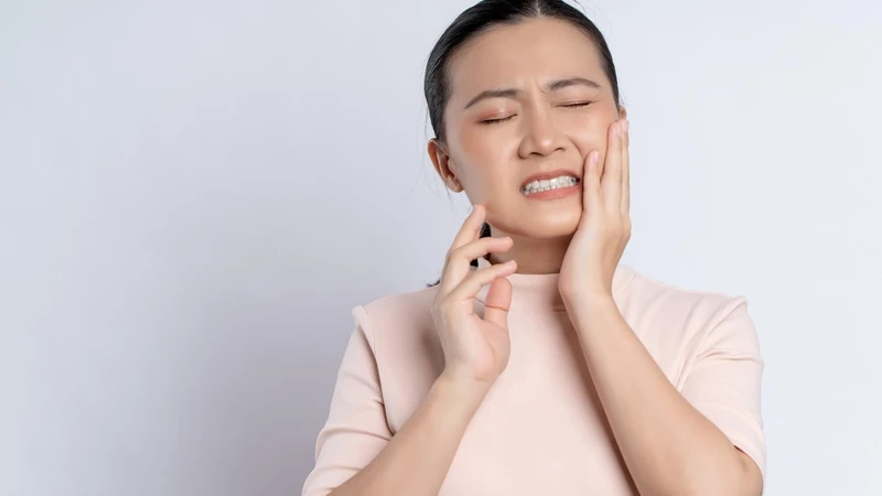 Cơn đau có thể lan dọc theo vùng cổ, đôi khi chiếu lên tai hoặc hàm dưới ở cùng bên