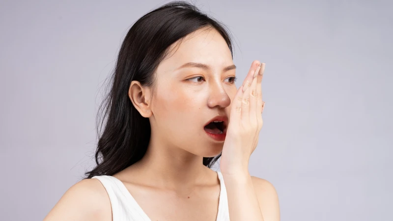Nếu mão sứ chế tác không chính xác, thức ăn và vi khuẩn dễ tích tụ ở viền nướu, gây hôi miệng