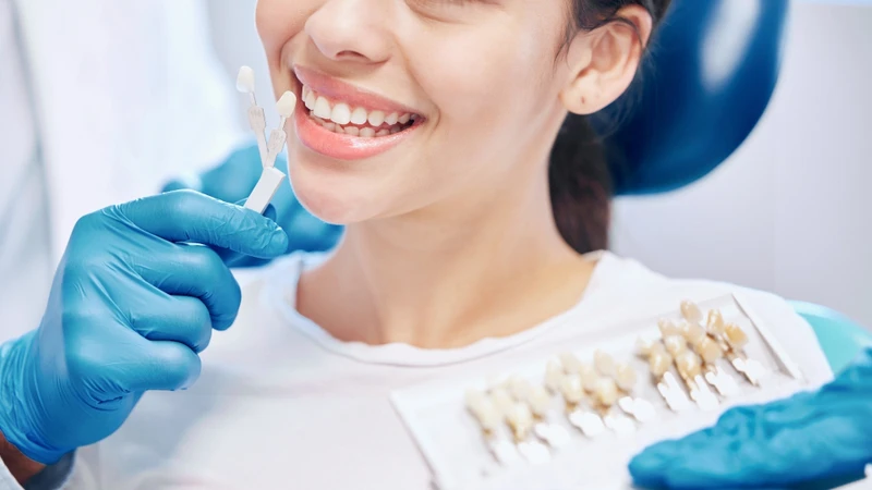 Trước khi bọc sứ, bác sĩ cần đánh giá tổng quát tình trạng răng miệng như sâu răng, viêm nướu, viêm nha chu hoặc sai lệch khớp cắn
