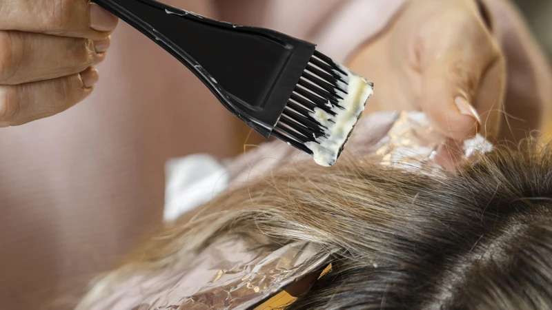Nhuộm tóc bị rát da đầu có thể xảy ra do kích ứng hoặc dị ứng với thuốc nhuộm