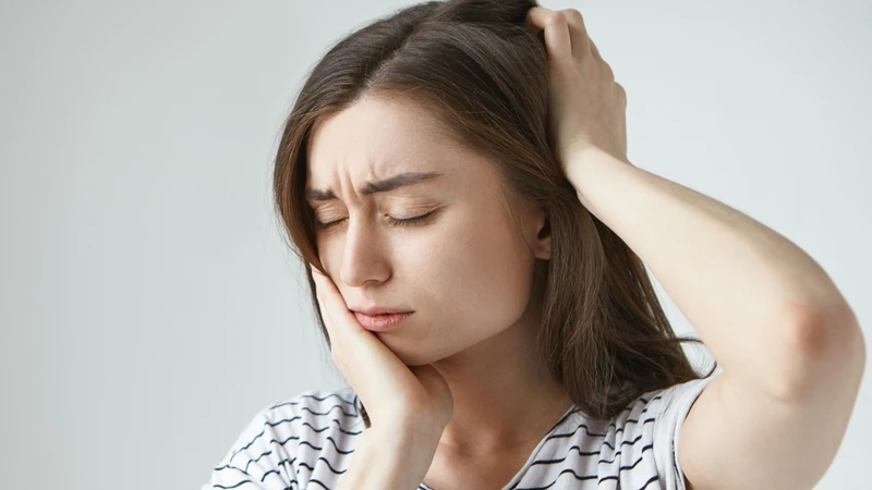 Sưng nước, chảy máu sau niềng răng là dấu hiệu viêm nhiễm cần đi khám ngay