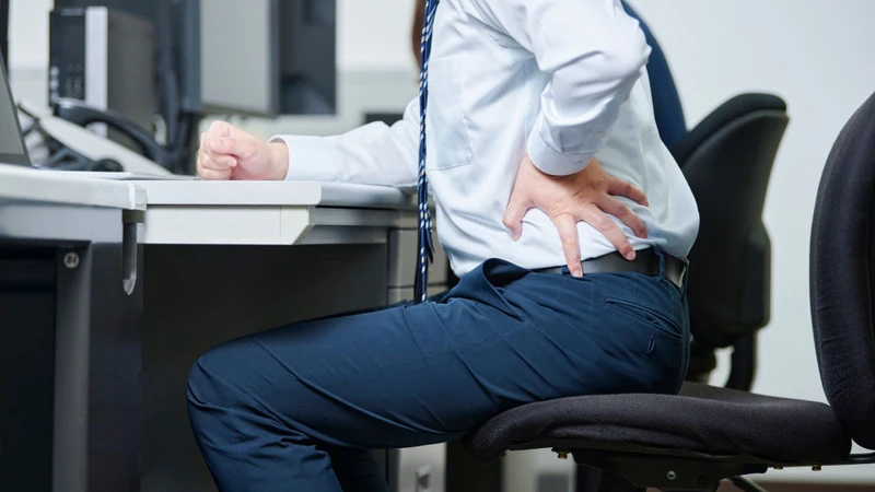 Đau hông lưng thường xuất hiện khi có tắc nghẽn dòng nước tiểu