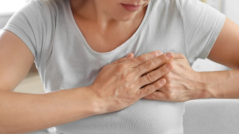 Cần chú ý nếu sờ thấy khối u trong vú hoặc vùng nách