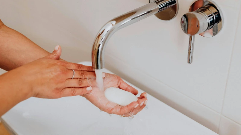 Rửa tay giúp ngăn lây lan virus và vi khuẩn gây sưng hạch bạch huyết, nhất là mùa cúm