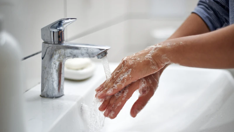 Với tình trạng mụn nước nhẹ ở tay, rửa tay dịu nhẹ với nước ấm có thể hỗ trợ cải thiện