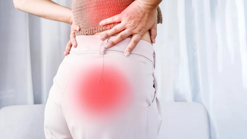 Viêm nang lông biểu hiện bằng những nốt đỏ, sưng hoặc có mủ nhỏ quanh chân lông