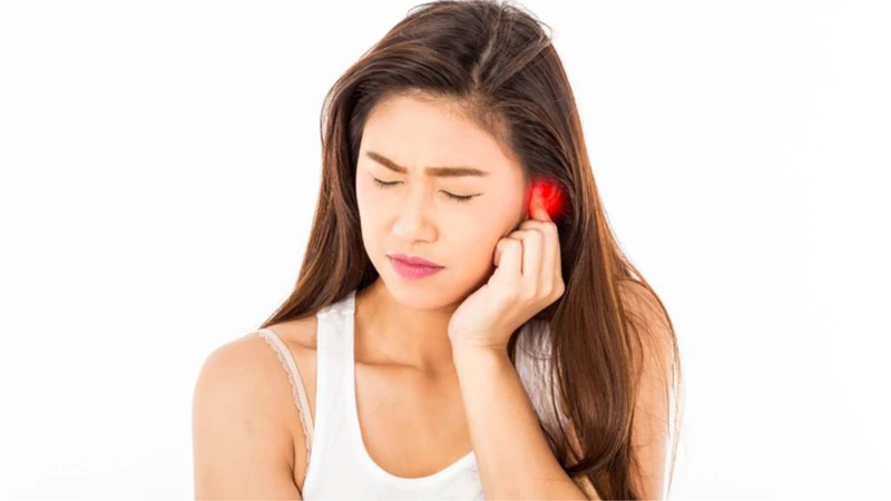 Nổi mụn nước ở vành tai là tình trạng nhiều mụn nước mọc xung quanh vành tai gây đau, ngứa khó chịu