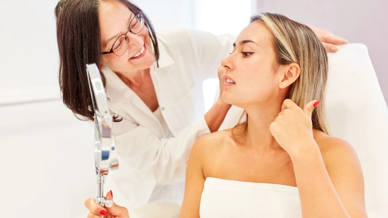 Mụn kéo dài hoặc viêm nặng cần được bác sĩ thăm khám