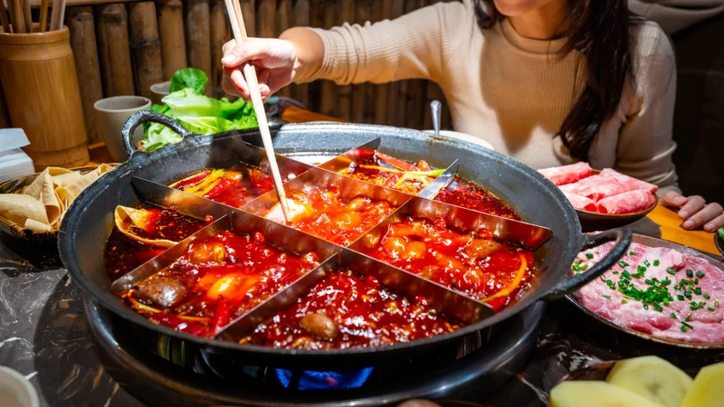Ăn đồ ăn cay nóng có thể là nguyên nhân gây mụn đau rát ở lưỡi