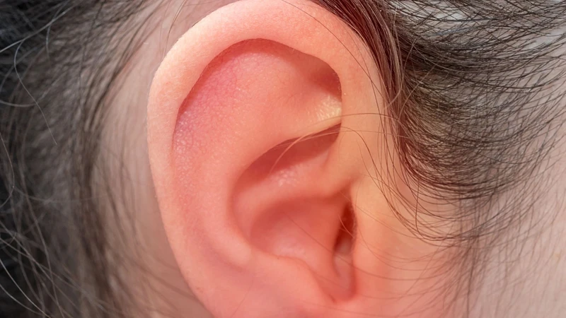 Đau tai cấp tính kèm giảm thính lực là dấu hiệu nên đi nội soi tai mũi họng
