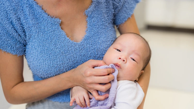 Nôn ra dịch mật là dấu hiệu lồng ruột ở giai đoạn muộn khi ruột đã bị tắc nghẽn hoàn toàn