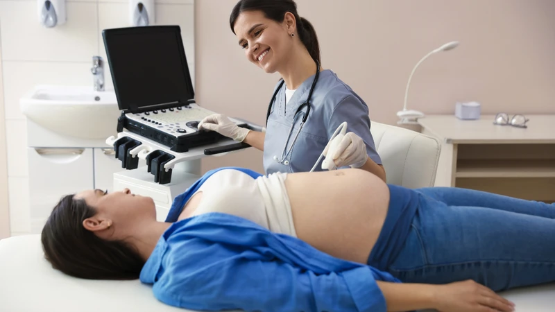 Non Stress Test ghi nhận nhịp tim thai và hoạt động tử cung trong quá trình theo dõi