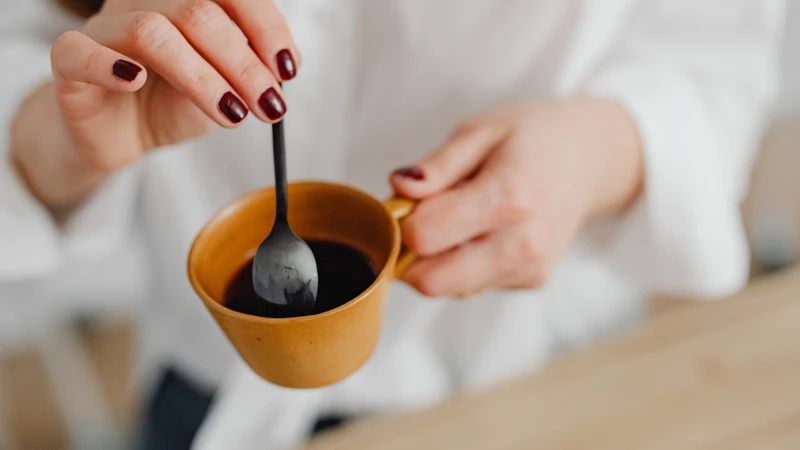 Đồ ăn cay, rượu và caffeine có thể làm tăng cảm giác nóng và đổ mồ hôi ở một số phụ nữ