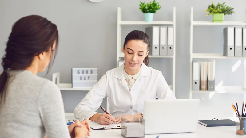 Khi có sốt kéo dài, sụt cân hoặc tim đập bất thường, nên đi khám