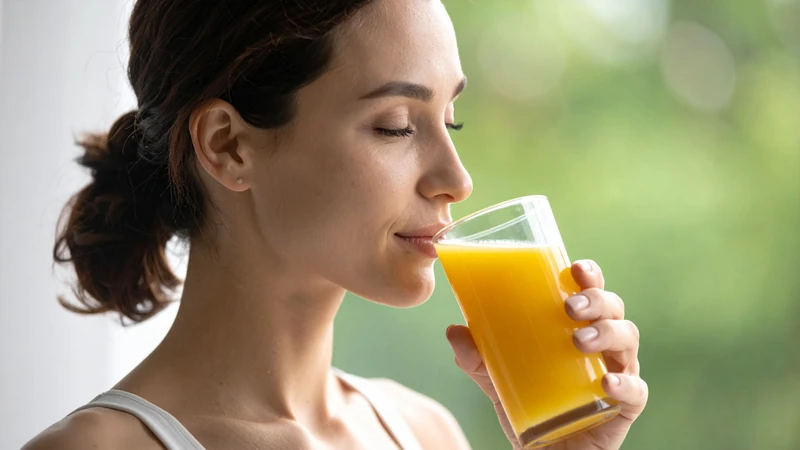 Uống nước cam buổi tối có thể gây mất ngủ, hại răng và ảnh hưởng đến hệ tiêu hoá