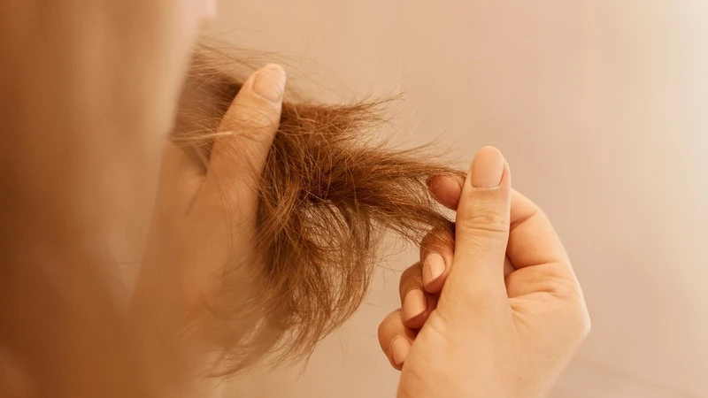 Nước cứng gây khô xơ tóc