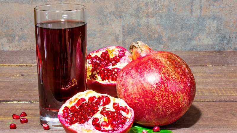 Uống nước ép lựu rất tốt cho người bị thiếu máu