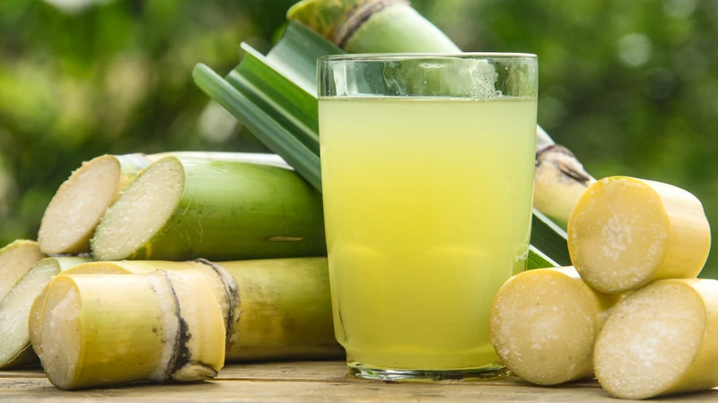 Nước mía chứa nhiều đường tự nhiên nên bạn chỉ nên uống với lượng vừa phải, khoảng 1 ly nhỏ mỗi lần