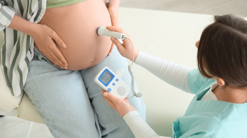 Thai nhi thải phân su là nguyên nhân thường gặp nhất, khiến nước ối chuyển màu xanh, vàng hoặc nâu