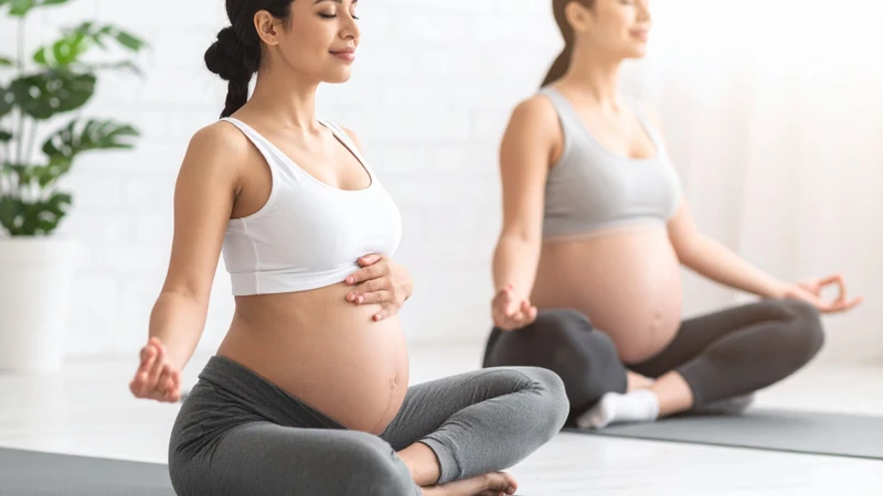 Mẹ bầu nên tập yoga nhẹ nhàng giúp cải thiện tuần hoàn khi bị nước ối tăng âm