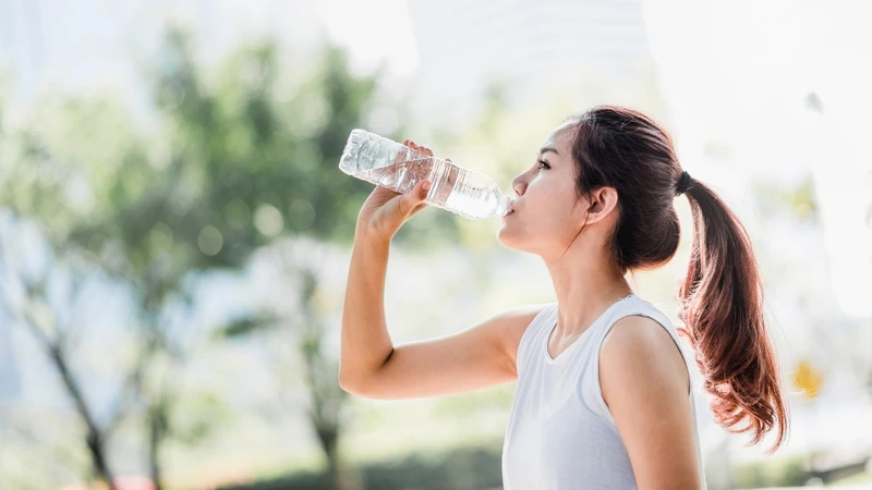 Uống đủ 2 lít nước mỗi ngày để duy trì quá trình trao đổi chất và bảo vệ chức năng thận