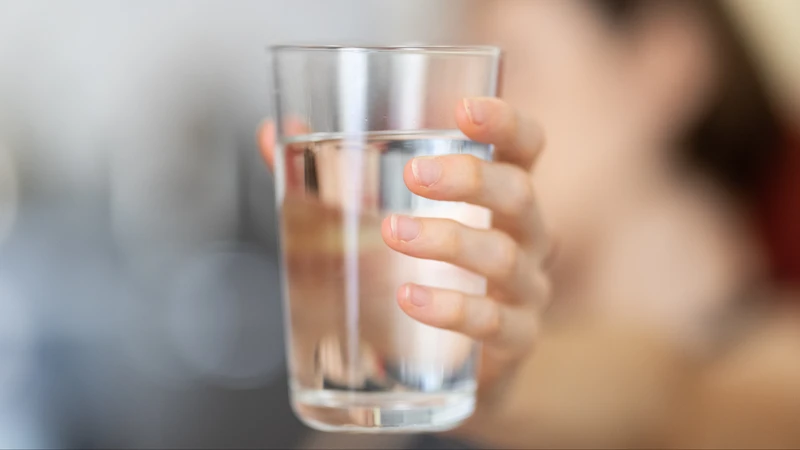Thiếu nước có thể dẫn đến nước tiểu đục kèm cặn trắng