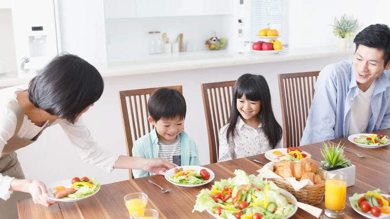 Cho trẻ ngủ đủ giấc và ăn uống đầy đủ dinh dưỡng để hỗ trợ phục hồi sức khỏe tốt hơn