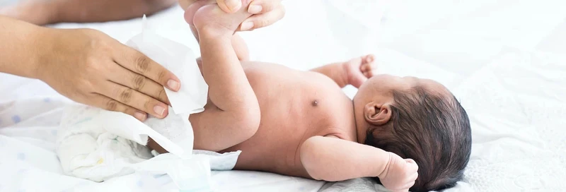 Theo dõi số lần đi tiểu và tính chất nước tiểu để phân biệt tiểu hồng sinh lý hay bệnh lý